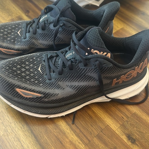Hoka one Clifton 9 women’s Black and Gold shoe size 9 - Picture 2 of 6